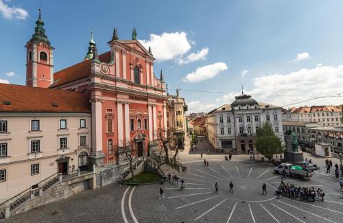 Ljubljana City Centre Apartment | Child-Friendly Retreat at Triple Bridge Ljubljana - Rated 9.8