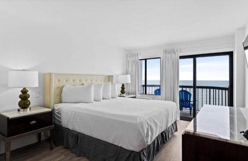 Myrtle Beach Hotel | Triple Corner Suite at Grande Beach Resort - Ocean View Oasis