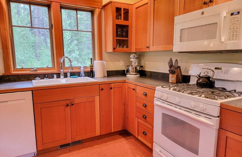 Mazama Cabin | Pet-Friendly Triple J Cabin: Rated 10/10 for Families