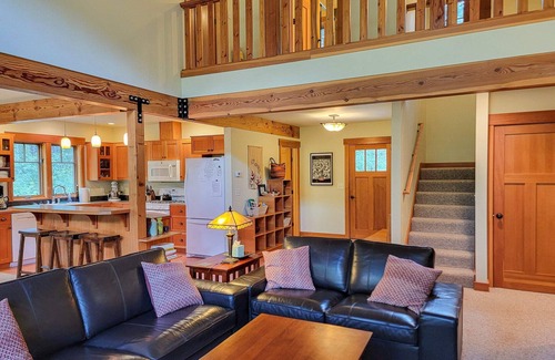 Mazama Cabin | Pet-Friendly Triple J Cabin: Rated 10/10 for Families