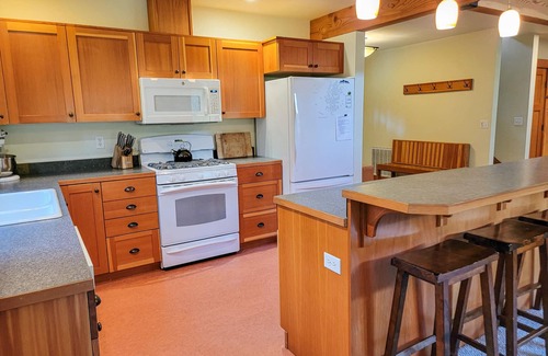 Mazama Cabin | Pet-Friendly Triple J Cabin: Rated 10/10 for Families