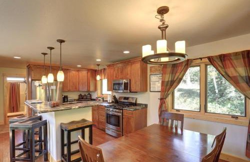 Lead House | Inviting Triple R Retreat: Family-Friendly with Hot Tub