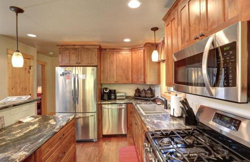 Lead House | Inviting Triple R Retreat: Family-Friendly with Hot Tub