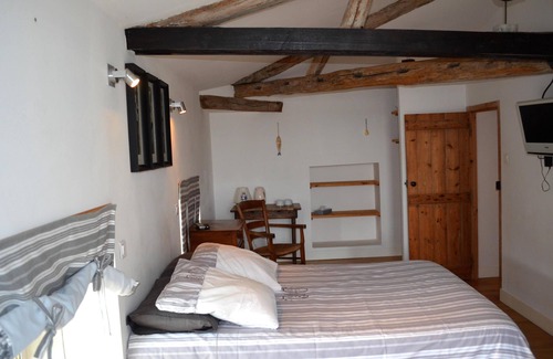 La Flotte Bed & Breakfast | Welcoming Triple Room with Kitchen and Breakfast Options