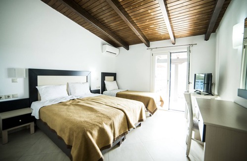 Kamena Vourla Hotel | Cozy Triple Room with Breakfast and Kitchen Amenities
