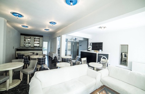 Kamena Vourla Hotel | Cozy Triple Room with Breakfast and Kitchen Amenities