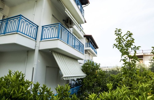 Kamena Vourla Hotel | Cozy Triple Room with Breakfast and Kitchen Amenities