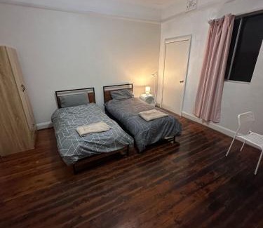 Earlwood House | Triple Room in Great Earlwood Location Perfect for Travellers - EW4