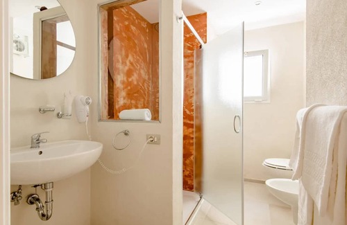 Tuglie Bed & Breakfast | Cozy Triple Room at Nine Crosses with Pool & Spa Access