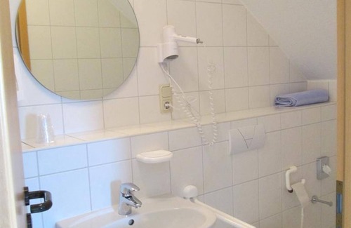 Kirchberg Hotel | Cozy Triple Room with Accessible Amenities at Karrenberg