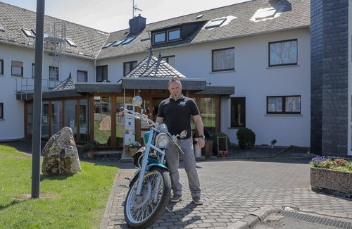 Kirchberg Hotel | Cozy Triple Room with Accessible Amenities at Karrenberg