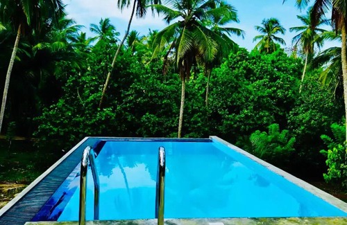 Mallawapitiya Villa | Cozy Triple Room with Balcony at The Hideaway Kurunegala
