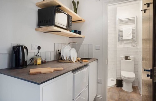 Folkestone Apartment | Family-Friendly Triple Room with Private Bath & Kitchen Access