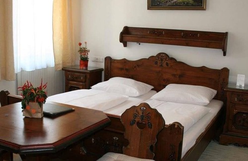 Elisabeth-Vorstadt Bed & Breakfast | Cozy Triple Room with Modern Amenities at Adlerhof Pension