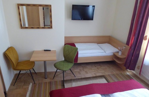 Elisabeth-Vorstadt Bed & Breakfast | Cozy Triple Room with Modern Amenities at Adlerhof Pension