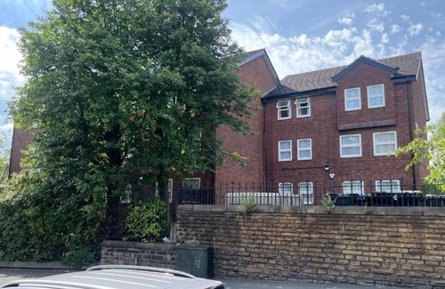Leeds Apartment | Triple Room with Shower – Ideal for Small Groups or Families