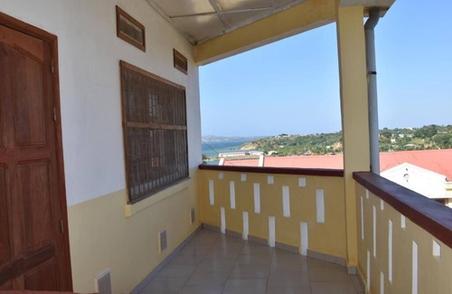 Antsiranana House | Cozy Triple Room with Terrace - Ideal for Families