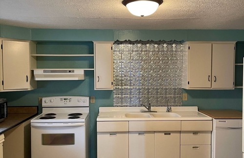 Hoisington House | Family-Friendly Stay at Triple S Lodge with Pet Amenities