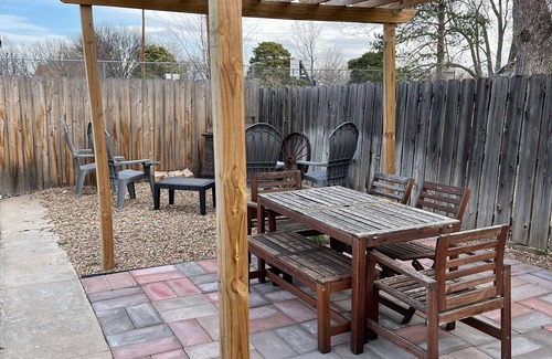 Hoisington House | Family-Friendly Stay at Triple S Lodge with Pet Amenities