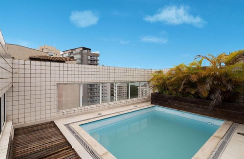 Vila Alzira Apartment | Elegant Triplex with Rooftop Pool in Guarujá