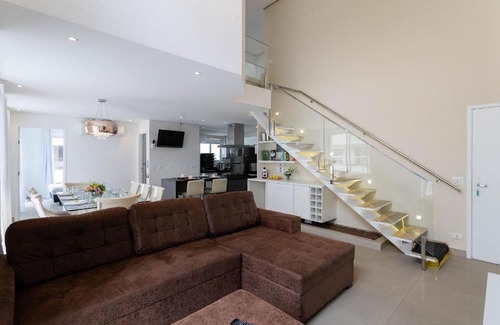 Vila Alzira Apartment | Elegant Triplex with Rooftop Pool in Guarujá