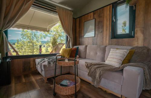 Sirnea Other | Guest Rated 10/10: Tripsylvania Tiny House with Hot Tub