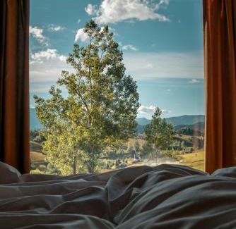 Sirnea House | Cozy Getaway at Tripsylvania Tiny House with Hot Tub