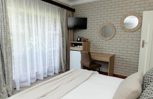 Klerksdorp House | Tristan's Place Guest House: Family-Friendly with Pool & Dining