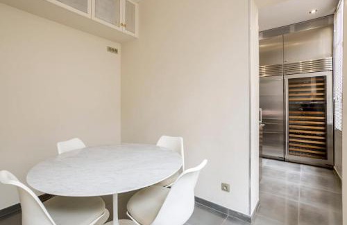 Chaillot Apartment | Trocadéro, Eiffel Tower, Luxury Apartment for 8p