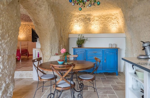 Noizay Cottage | Unique Troglodyte Lodging in Touraine with Spa Amenities