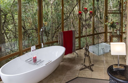 Die Barakke Bed & Breakfast | Relaxing Retreat at Trogon House with Spa and Pool