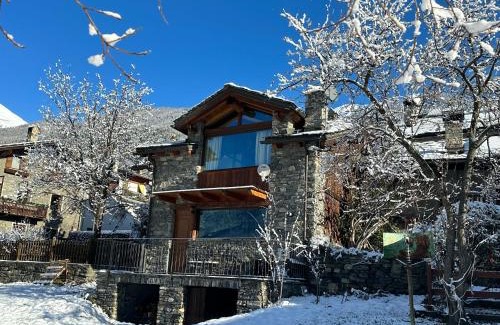 La Salle Apartment | Discover Trois Couronnes B&B: Family-Friendly Retreat