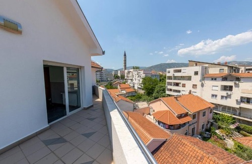 Mostar Apartment | Trokrevetna soba s pogledom na grad