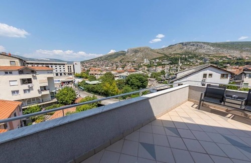 Mostar Apartment | Trokrevetna soba s pogledom na grad
