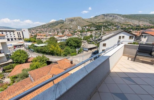 Mostar Apartment | Trokrevetna soba s pogledom na grad