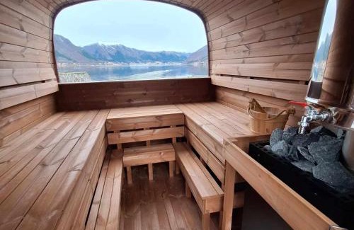 Vanylven House | Guest Rated: Troll Fjordhytter with Oceanfront Hot Tub