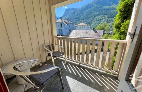 Odda Apartment | Family-Friendly Trolltunga Fjordview with Kitchen Access