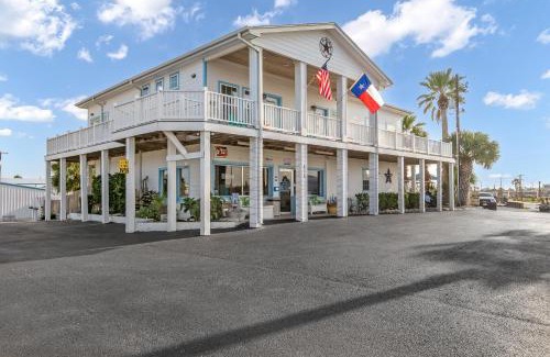 Port Aransas Hotel | Relax at Tropic Island Resort: Pet Friendly & Ocean View
