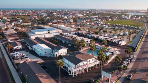 Port Aransas Hotel | Relax at Tropic Island Resort: Pet Friendly & Ocean View