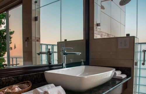 Boca Corona Apartment | Beachfront Suite with Breathtaking Views for Families