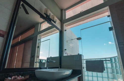Boca Corona Apartment | Beachfront Suite with Breathtaking Views for Families