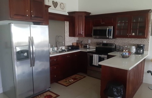 Havendale Apartment | Tropical Bliss cozy Kgn apt equipped with security, AC, balcony, WiFi, kitchen
