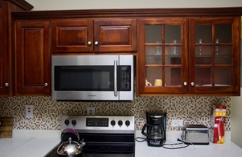 Havendale Apartment | Tropical Bliss cozy Kgn apt equipped with security, AC, balcony, WiFi, kitchen