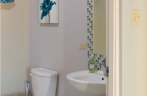 Eastwood Park House | Relax in the Tropical Breeze Suite for Your Next Getaway