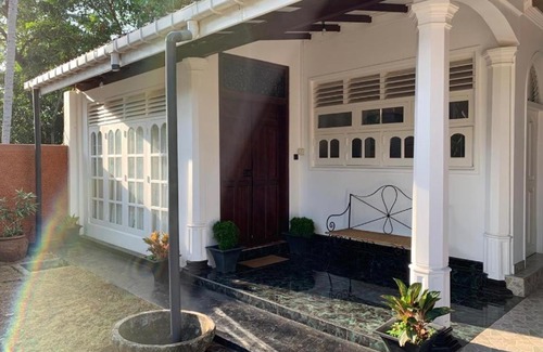 Mahawewa House | Cozy Colonial Retreat Steps from the Beach with Ocean Views
