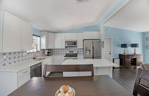 Marathon Cottage | Relaxing Tropical Cottages with Spa & Family Amenities