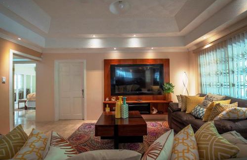 St. Ann's Bay Villa | Idyllic Tropical Escape Villa with Oceanfront Pool