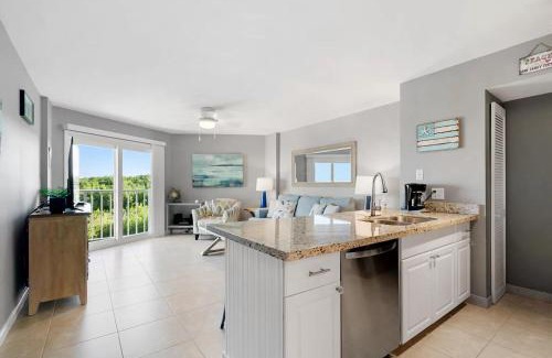 Tavernier Apartment | Idyllic Tropical Getaway: 4-Star Beachfront Condo Escape