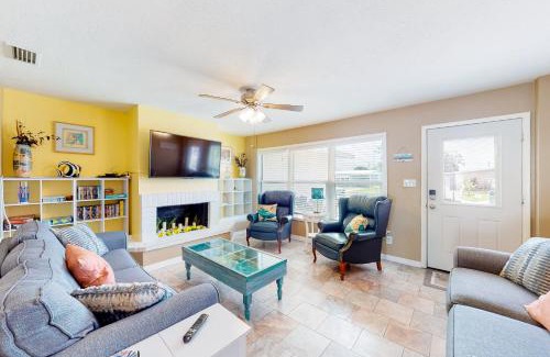 Bayshore Gardens House | Relax at Tropical Haven Retreat: Pet-Friendly Escape