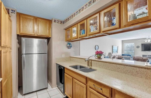 Granite Shoals Condo | Relax at Tropical Hideaway Condo - Pet & Child Friendly